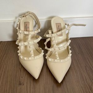 ROCKSTUD ANKLE STRAP PUMP WITH TONAL STUDS 100 MM